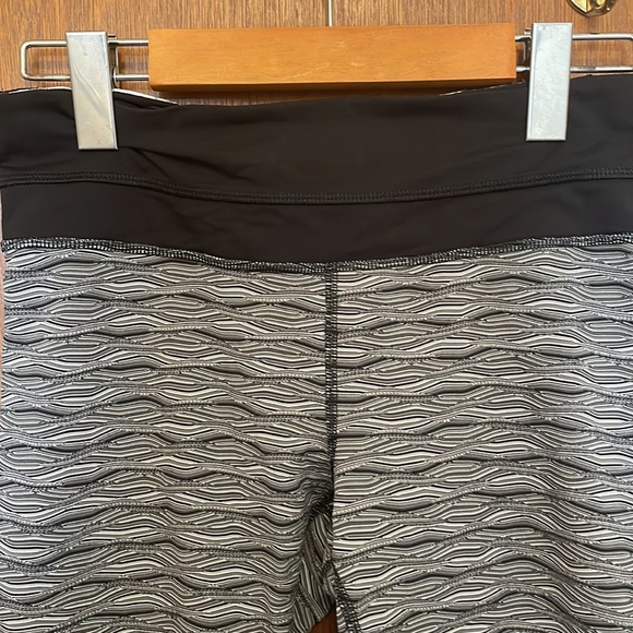 Lululemon Cropped Leggings - Picture 4 of 12